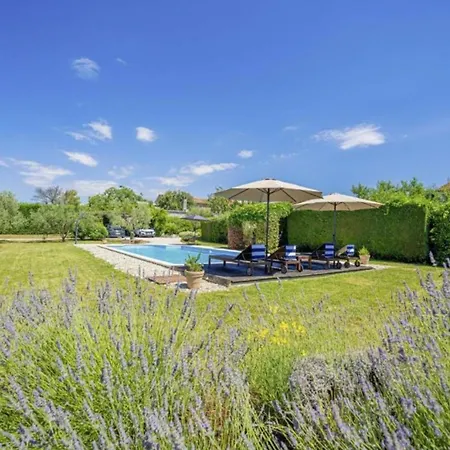 Villa Poolside Grand Retreat *