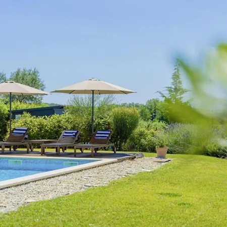 Poolside Grand Retreat Vila *